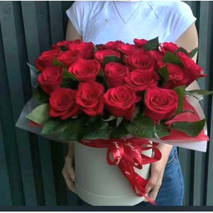 Цилиндр с красными розами